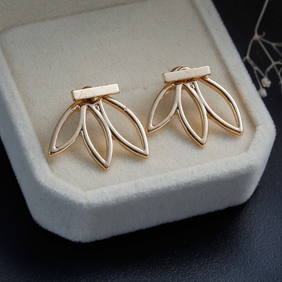 🆕 Gold Lotus Flower Bar Earrings - Picture 3 of 6